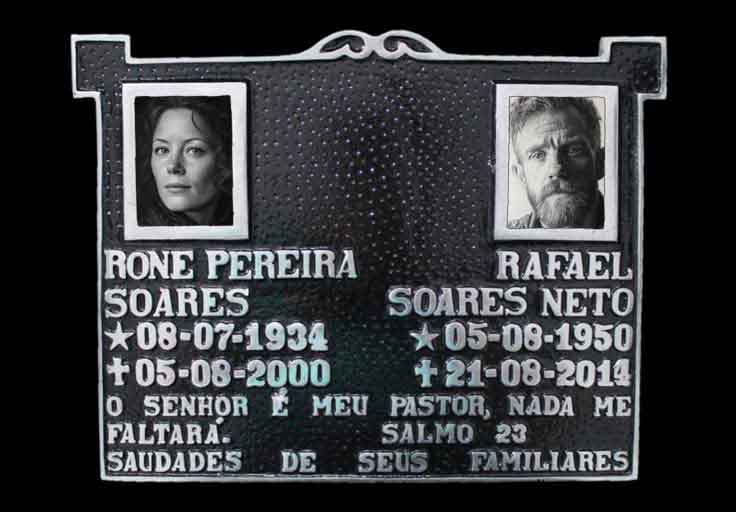 #103 - Placa para cemitério 30x40 cm modelo casinha decorada com 2 foto  8x10 com mensagem personalizada.